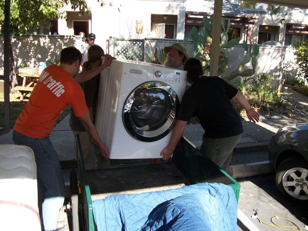 Как правильно перевозить стиральную машину: лежа, без транспортировочных болтов