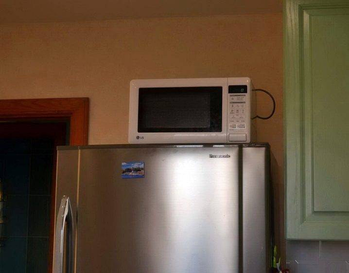 Можно ли на холодильник ставить микроволновку: основные правила размещения, возможные последствия и проблемы, полезные советы