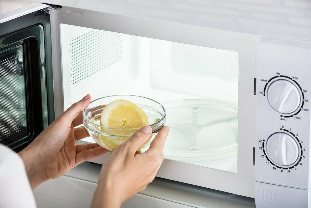 Как быстро помыть микроволновку внутри: несколько эффективных способов очищения печи в домашних условиях