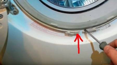 Течет стиральная машина снизу при полоскании, отжиме, наборе воды, сливе, во время стирки: причины и ремонт своими руками