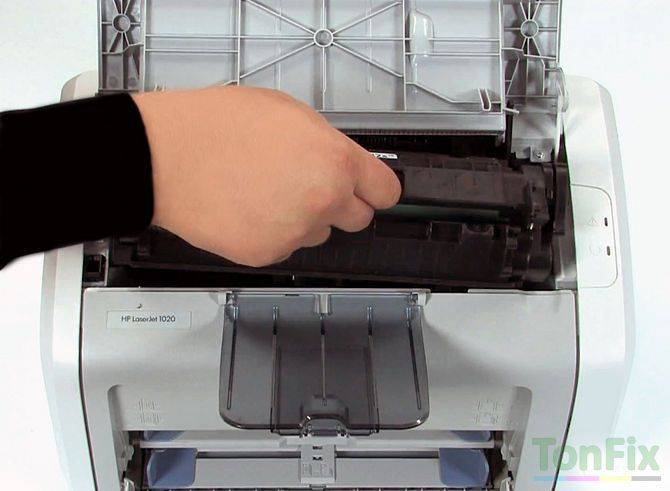 Как поменять картридж в принтере, достать его и вставить обратно