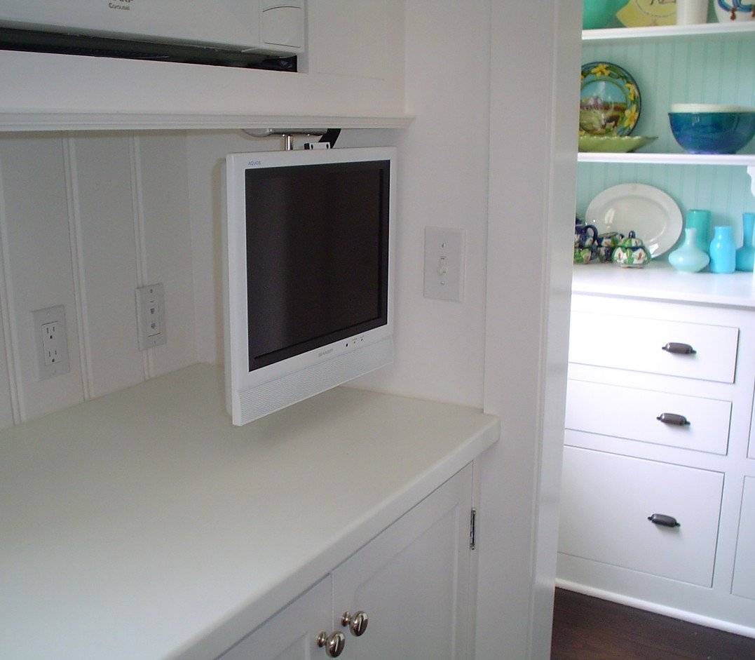 Телевизор в кухонном гарнитуре: варианты размещения
