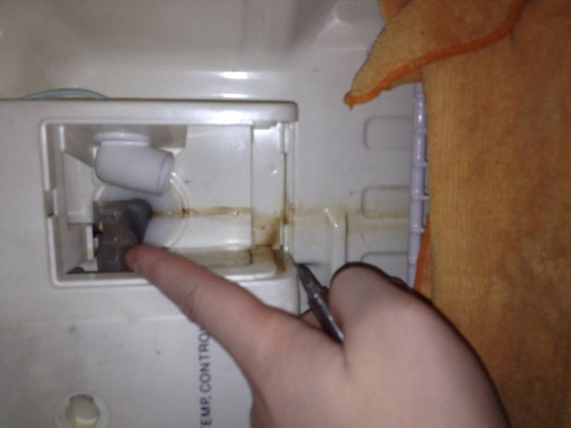Как своими руками прочистить отверстие для слива воды в холодильнике