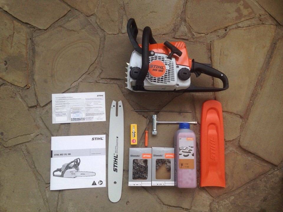 Как заправить бензопилу. Как заправить бензопилу штиль. Как заправить бензопилу штиль. Бензопила урал топливная смесь. Канистра для заправки бензопилы.