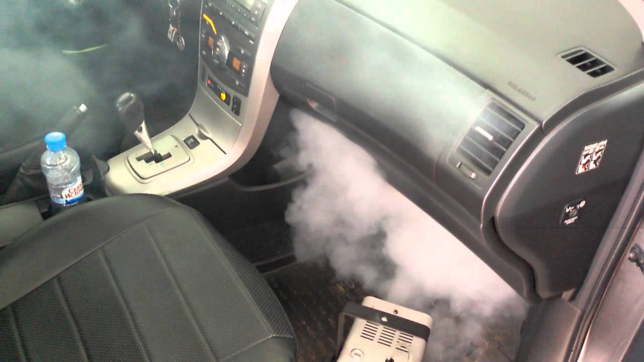 Как устранить неприятный запах в машине. Пахнущий кондиционер в машине. Устранение запаха сырости в автомобилях. Освежитель салона автомобиля дымом. Запах в салоне автомобиля.