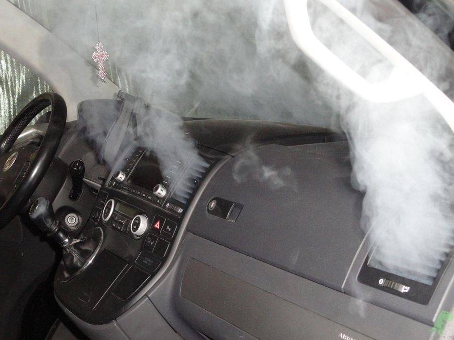 Пахнет сыростью в машине: что делать и как убрать запах