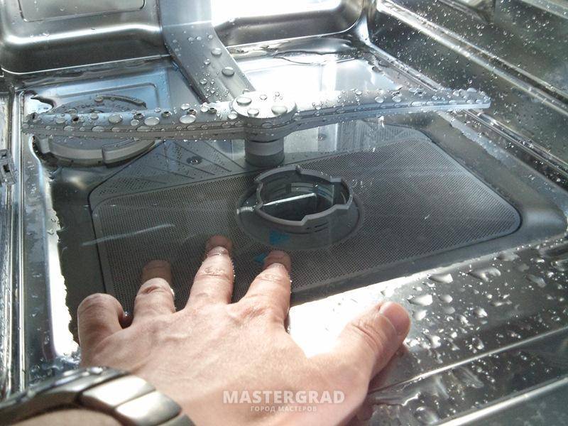 Посудомоечная машина набирает воду и сразу сливает: причины неисправностей посудомойки и способы их устранения