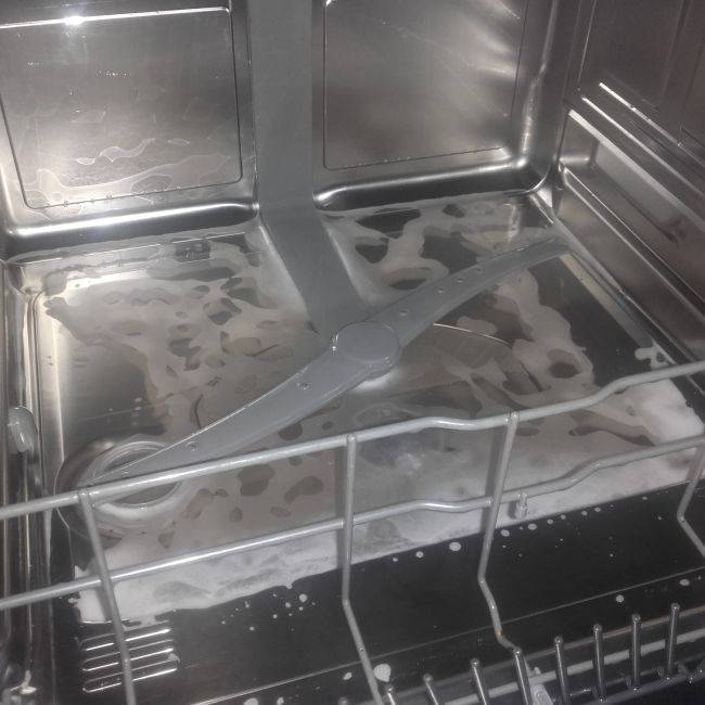 Почему течет посудомоечная машина и что делать. посудомоечная машина протекает