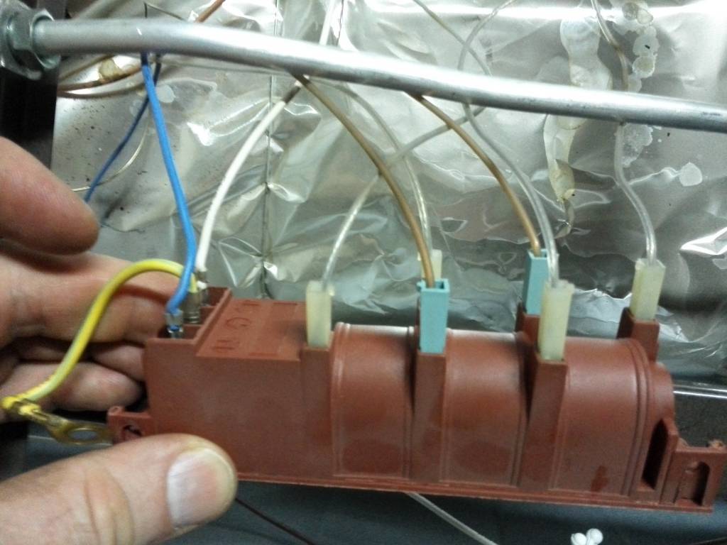 Не работает электроподжиг на газовой плите: причины поломки и способы её устранения