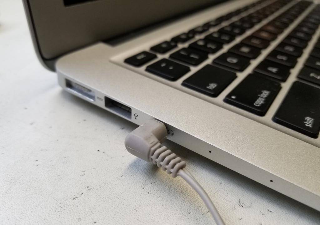 Ноутбук не видит наушники воткнутые. MACBOOK наушники. Jack ноутбук. Как подключить наушники к MACBOOK Pro.