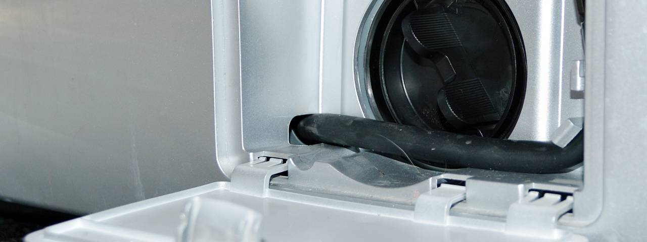 Стиральная машинка воет. причина почему гудит стиральная машина. почему шумит сливная система.