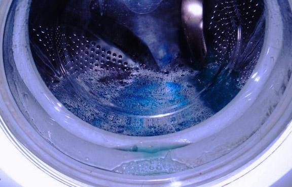 Почему в стиральной машине появляется вода в барабане