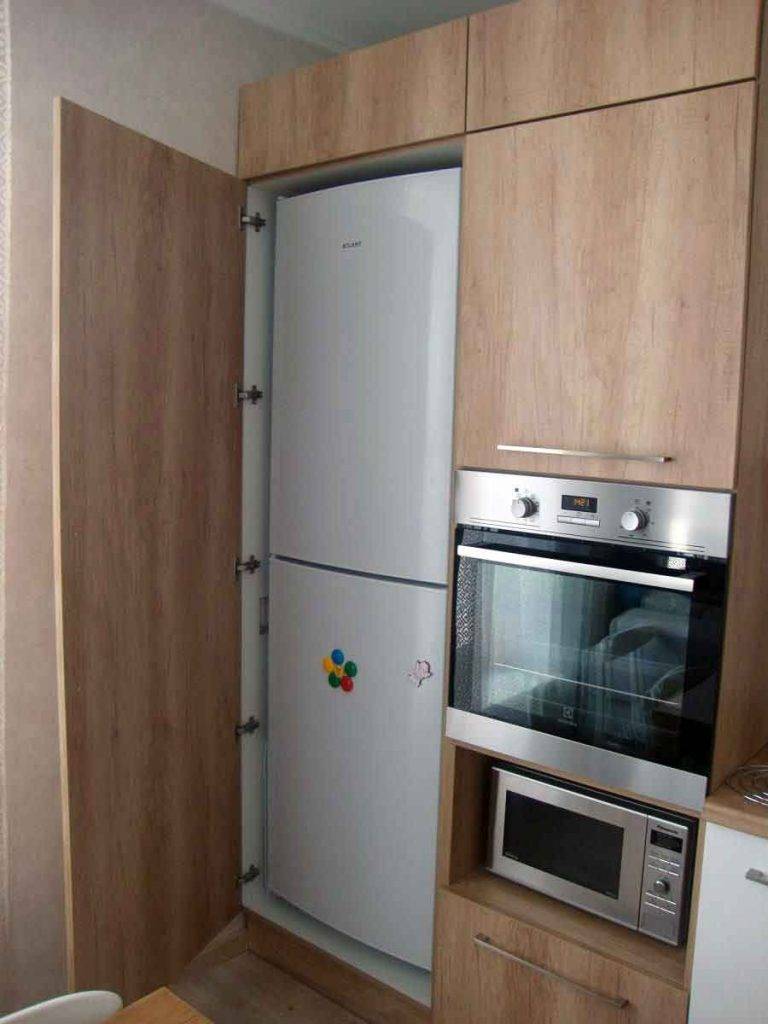 Как встроить холодильник в кухонный гарнитур: требования к установке, порядок монтажа, как встроить обычный холодильник.